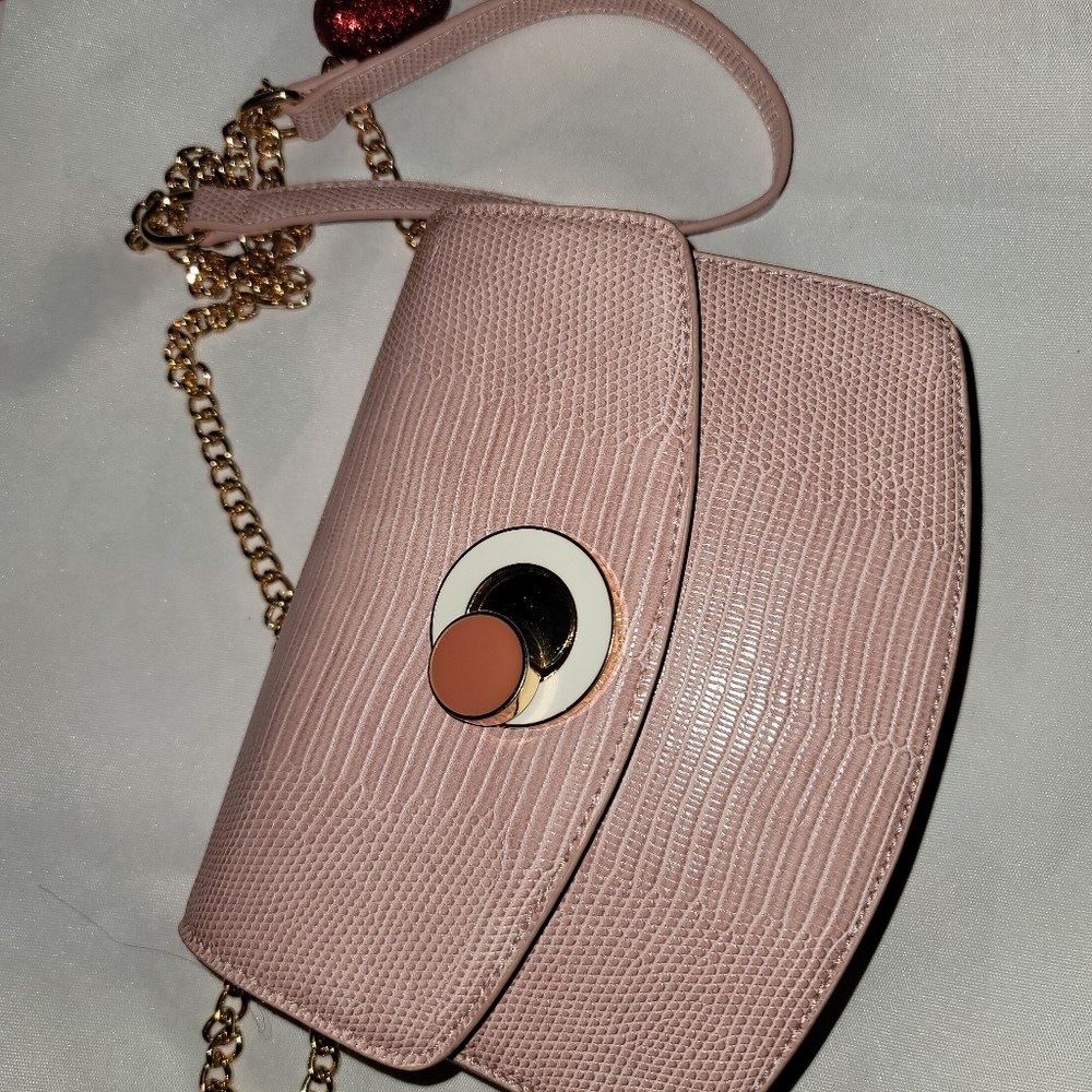 Bag with chain